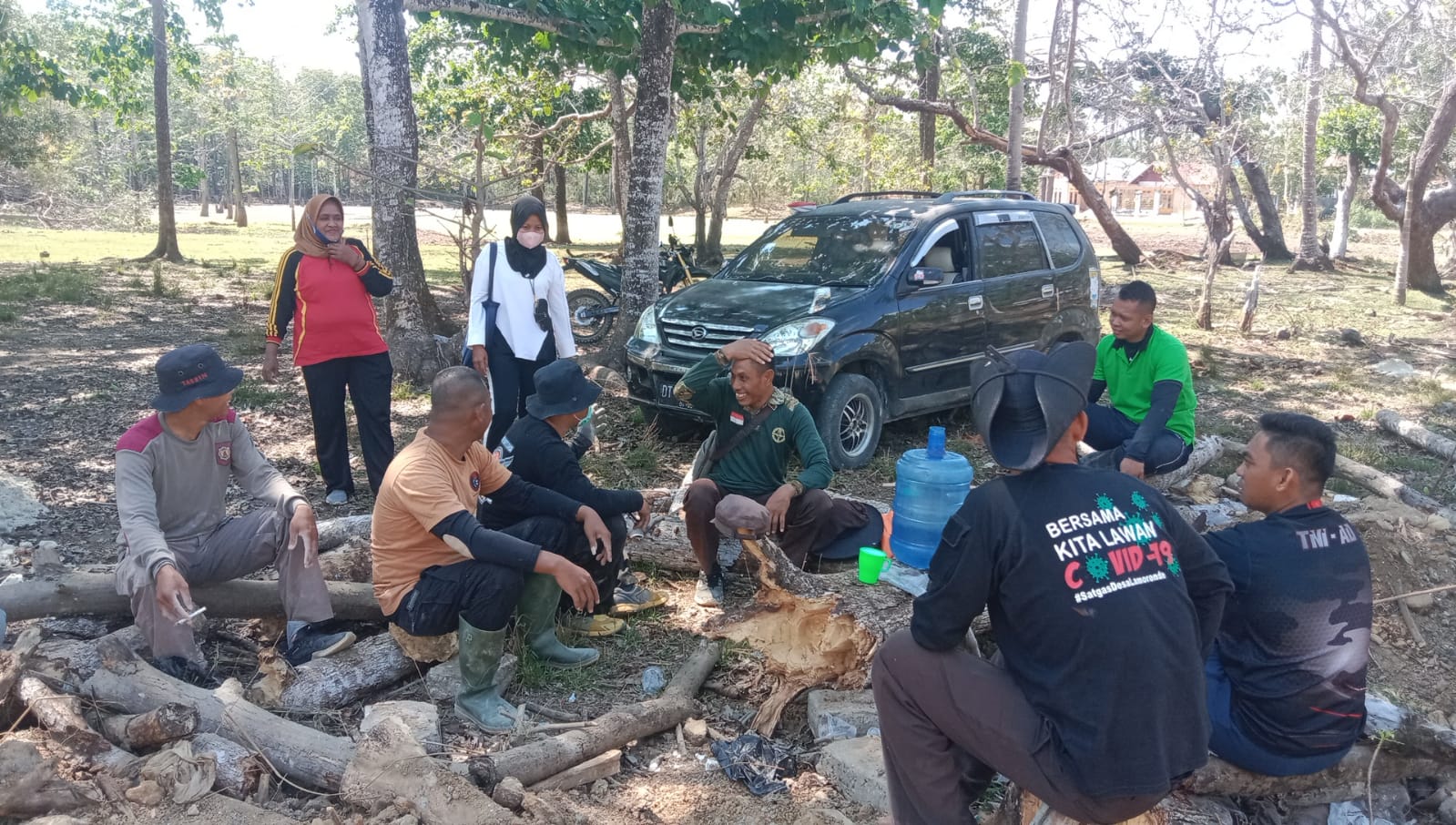 Emak-Emak Antar Makan dan Minum di Lokasi Kerja TMMD Muna