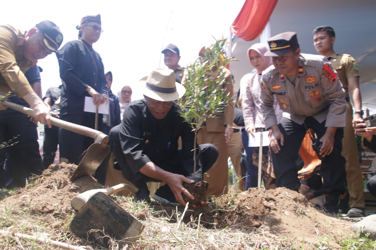 Festival 7 Sungai ke 8, dengan tema " Raksa Walungan " Kang Jimat Bangga Warga Cibuluh Laksanakan Gotong Royong