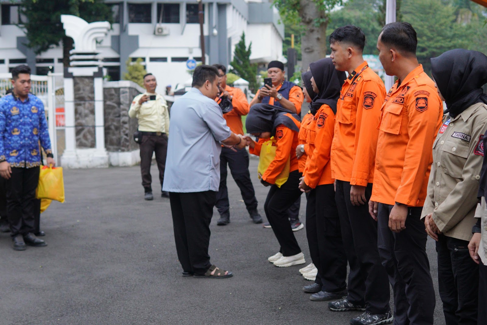 GELAR BUKA PUASA BERSAMA BPBD-TAGANA, KANG REY SERAHKAN _KADEDEUH_ SEBAGAI BENTUK APRESIASI RELAWAN