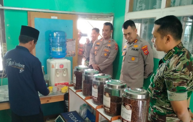 Gelar Jumat Curhat, Kapolres Sumedang Dengarkan Keluhan Dari Kelompok Tani Kopi Nagarawangi