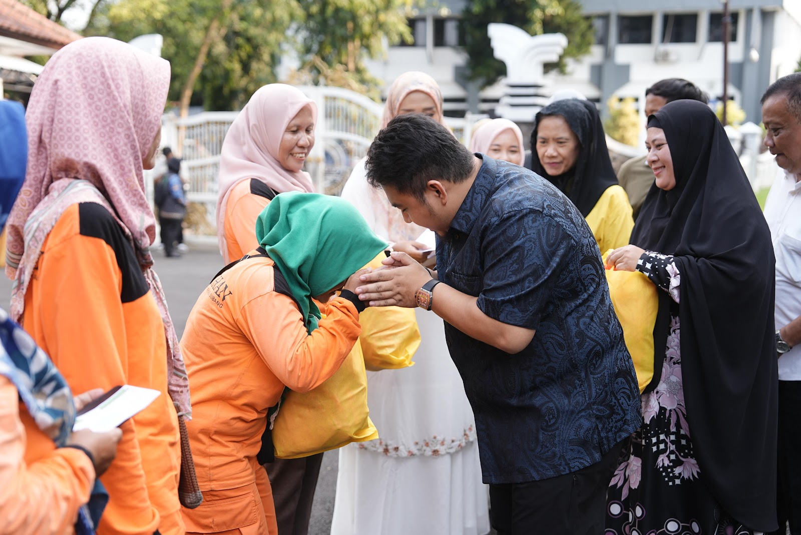 GELAR SILATURRAHIM DI MOMEN RAMADAN, KANG REY BERIKAN _KADEDEUH_ DAN SEMBAKO SEBAGAI APRESIASI UNTUK 276 PAHLAWAN KEBERSIHAN