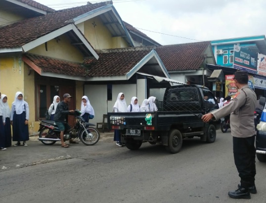 Giat Gatur siang  Kapolsek Tanjungsiang antisipasi bubaran anak sekolah Mts. Tanjungsiang