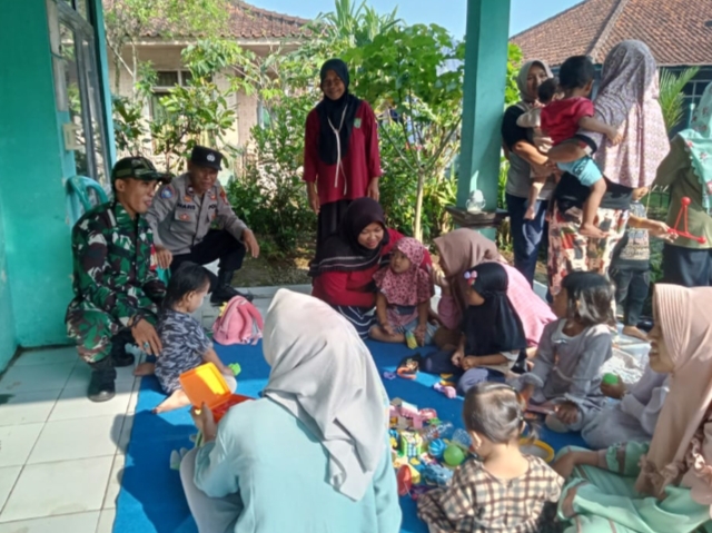 Giat Kanit Binmas monitoring Subpin  Imunisasi Nasional Polio pada Anak di Posyandu Nila Wilayah Desa Sindanglaya Kecamatan Tanjungsiang Kabupaten Subang