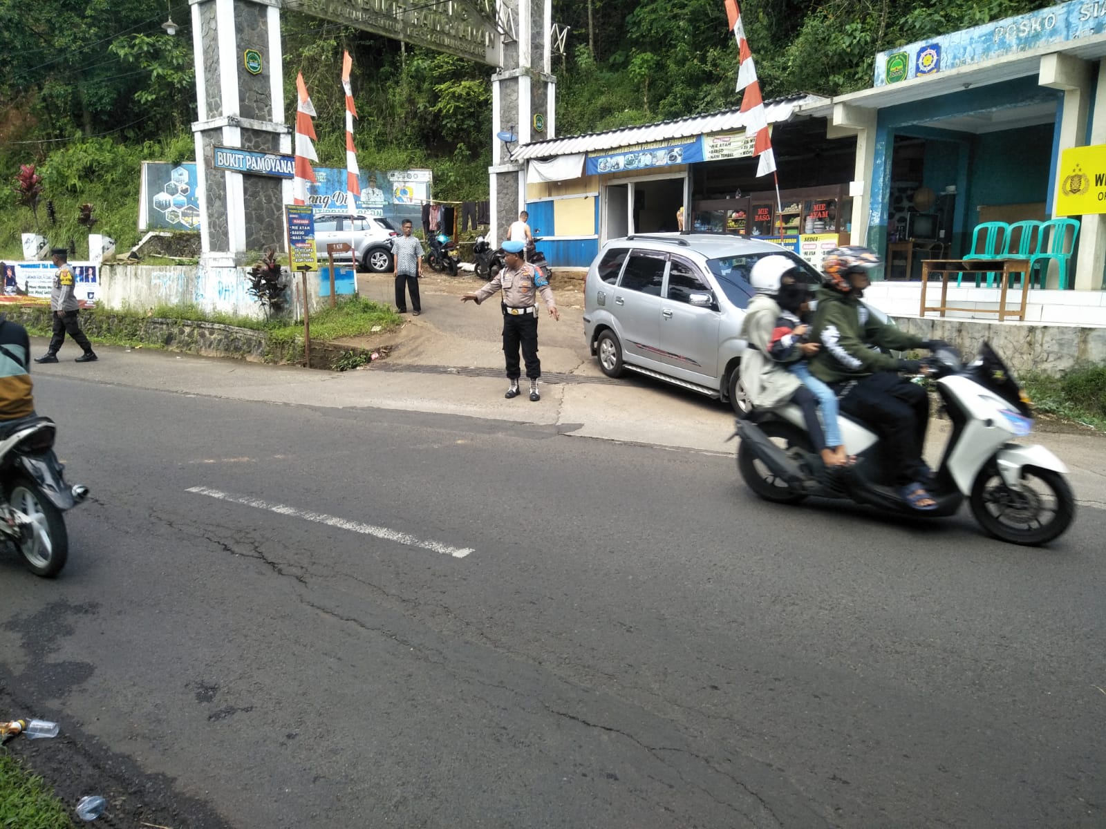 Giat Protap Gatur Siang di Depan Pos Gatur Ops Ketupat Lodaya 2023 Bukit Pamoyanan Polsek Tanjungsiang  Masyarakat umum Wil. Tanjungsiang