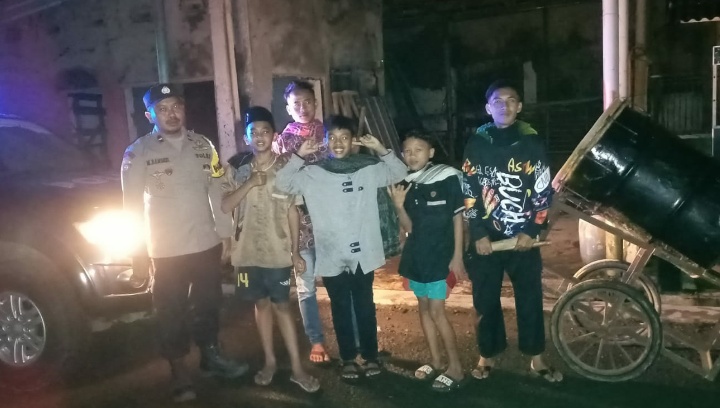 Giat Woro-woro Membangunkan Warga Masyarakat untuk Melaksanakan Ibadah Sahur di Wilkum Polsek Tanjungsiang