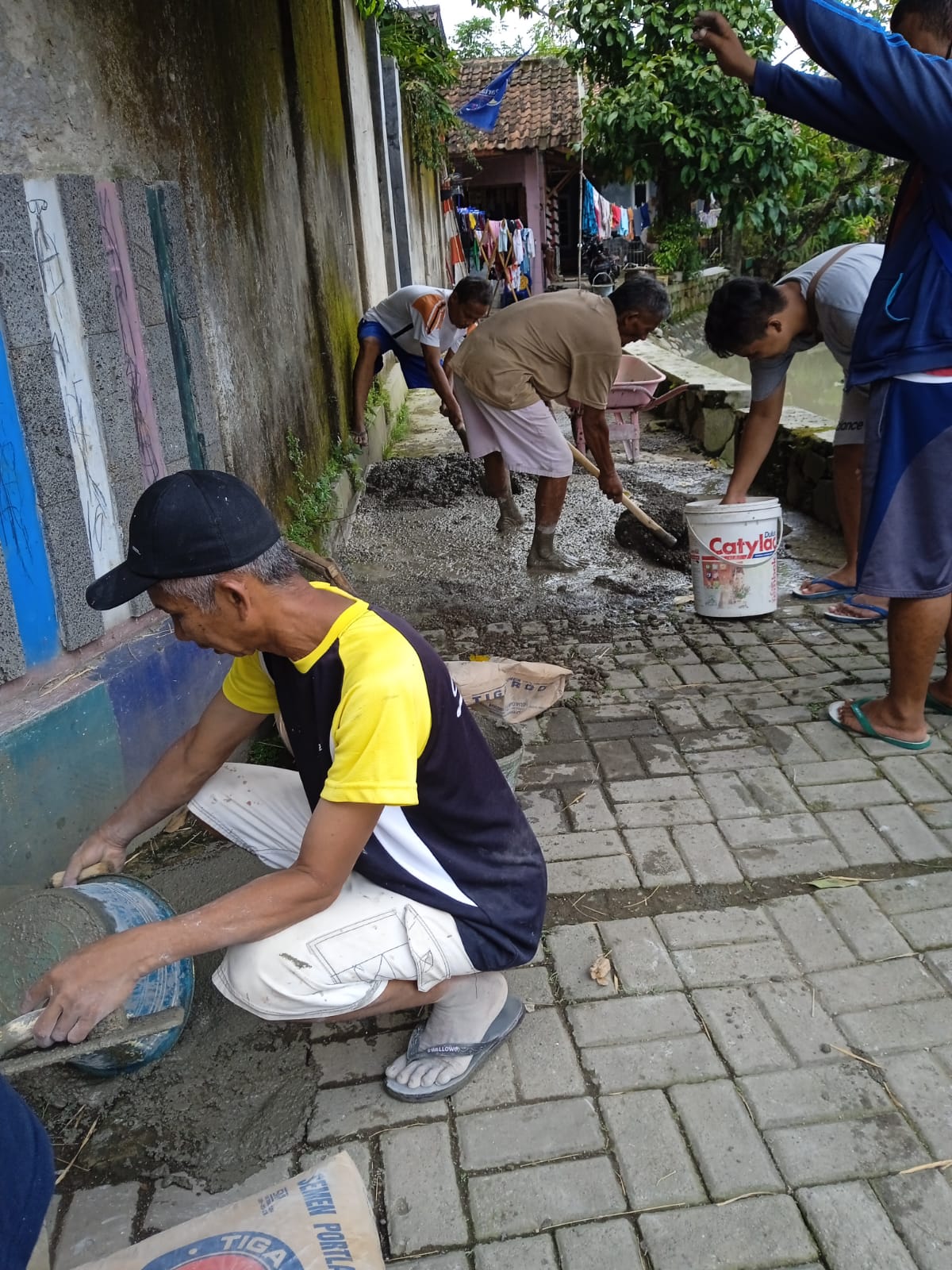 Gotong-Royong Karang Taruna Dan Warga Perbaiki Jalan Gang