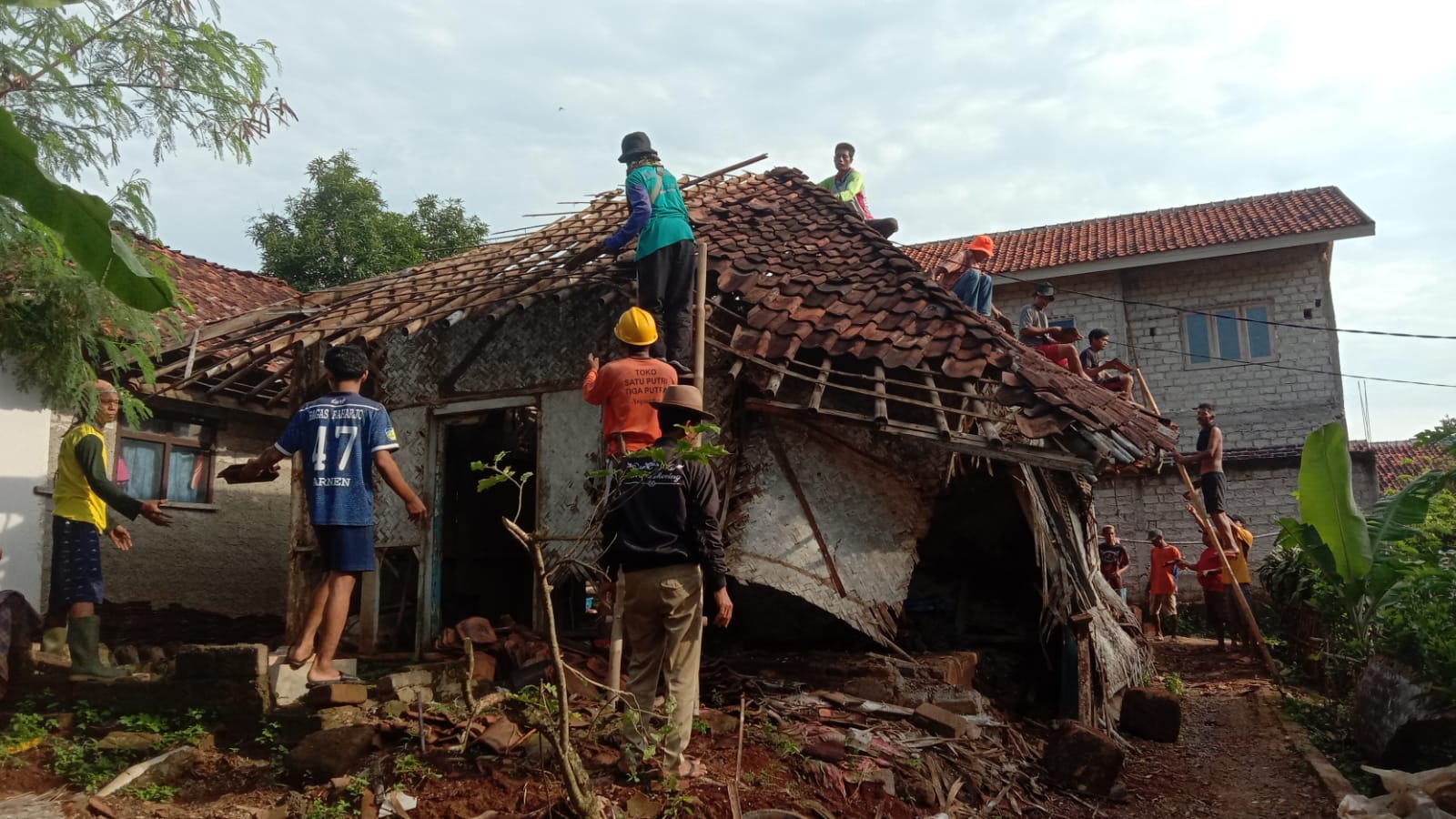 Grup Rampes Bantu Rehab Satu ( 1 ) Rumah warga yang Ambruk Terhembus Angin