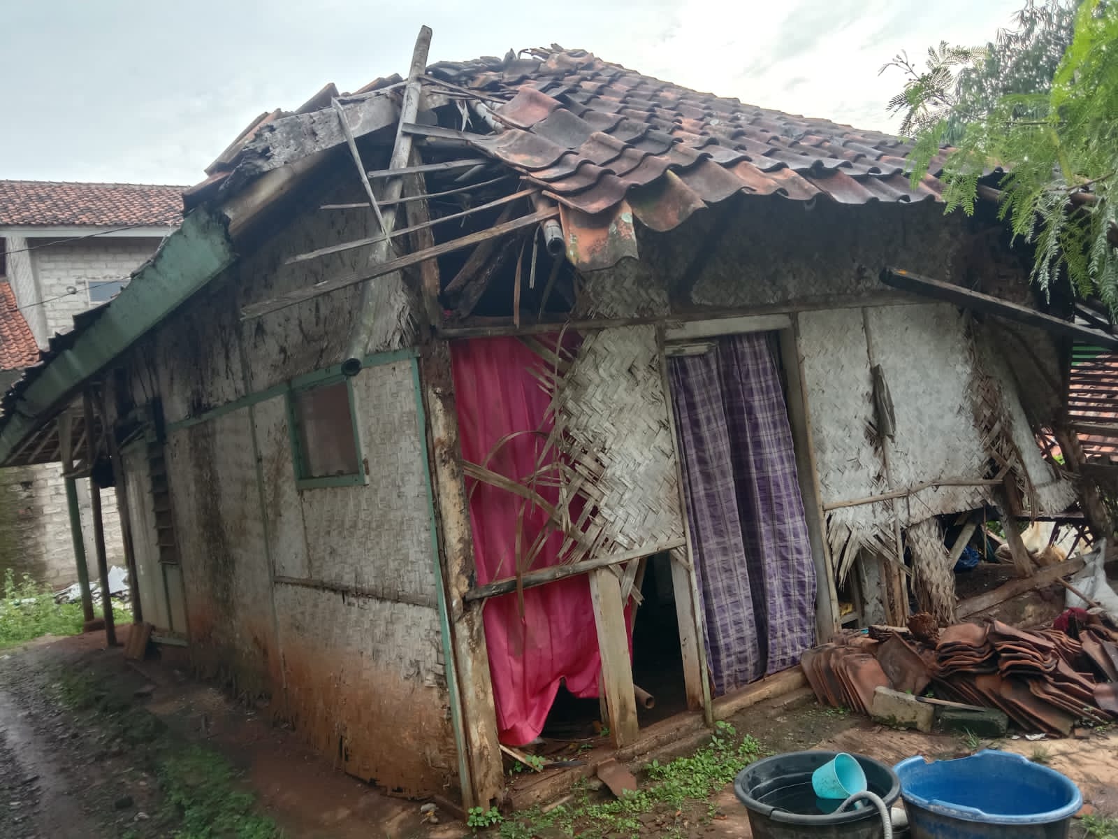 Grup Rampes Bantu Rehab Satu ( 1 ) Rumah warga yang Ambruk Terhembus Angin