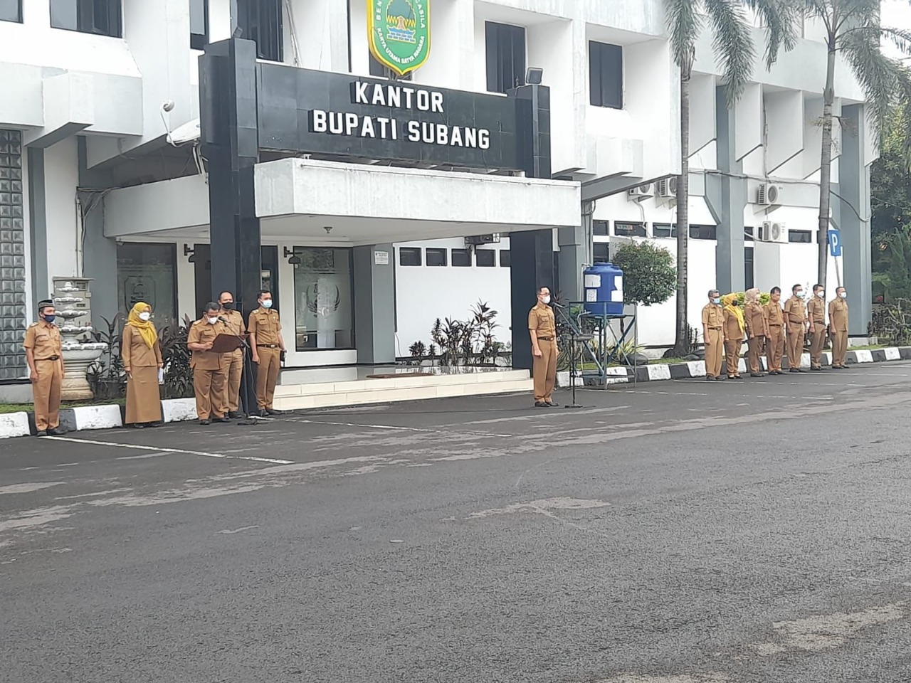 H.Asep Nuroni Pimpin Apel Pagi Dilingkup  Setda Subang