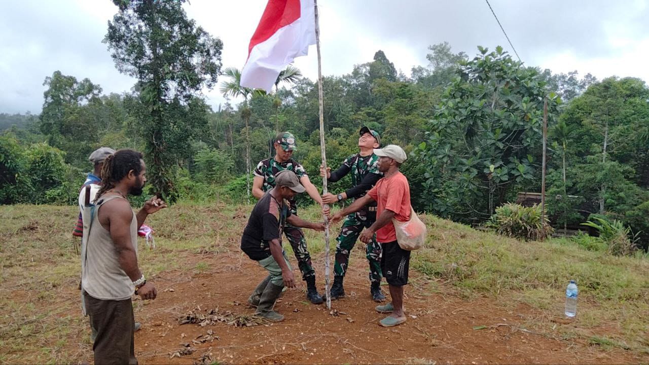 Hadir Di Tengah Masyarakat, Satgas Yonif 725/Woroagi Laksanakan Karya Bakti Dan Kibarkan Merah Putih