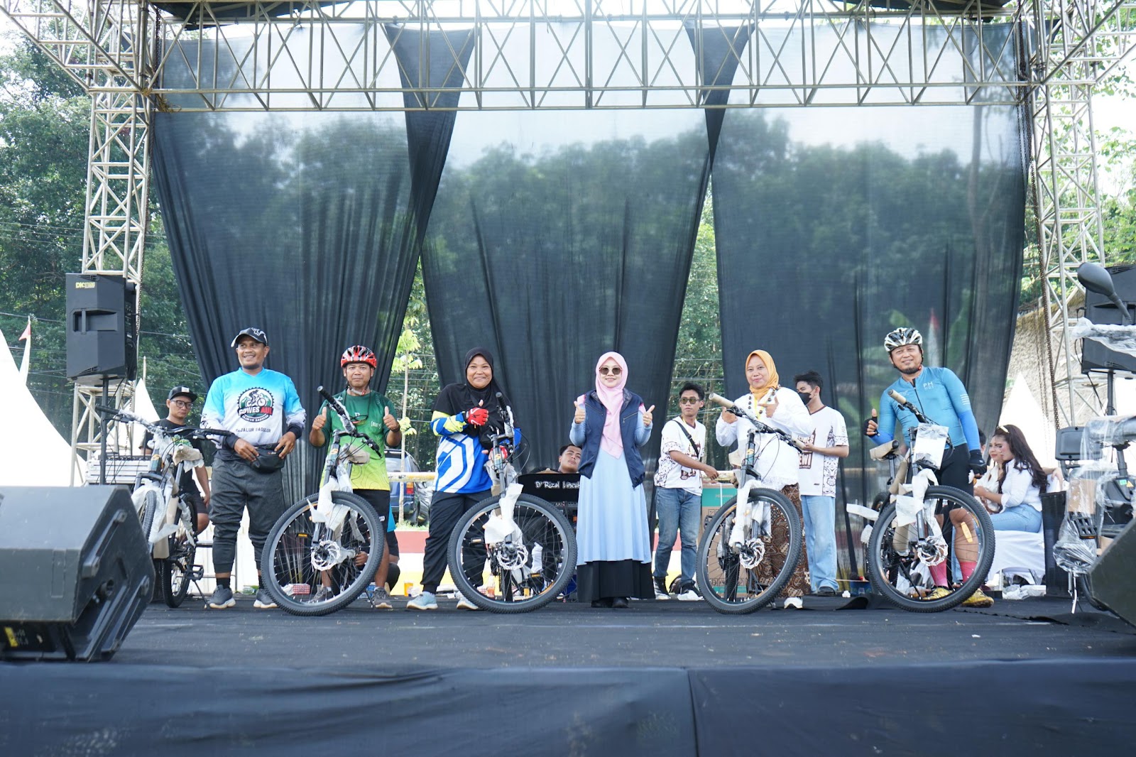 HADIRI FESTIVAL KESENIAN 7 DESA WISATA DI RAWALELE KECAMATAN DAWUAN, WAKIL BUPATI SUBANG DORONG DESA WISATA BERBASIS POTENSI LOKAL UNTUK GERAKAN EKONOMI WARGA