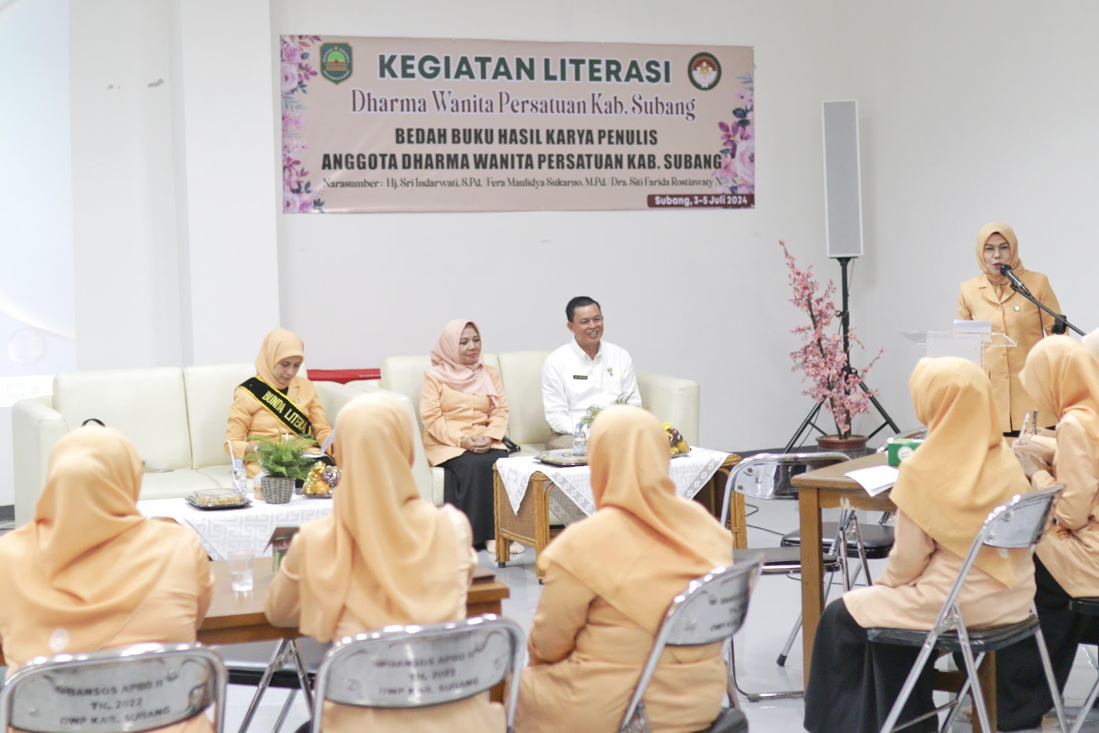 Hadiri Literasi Bedah Buku. Ny. Rosnelly Ungkap Pentingnya Perpustakaan Sebagai Sumber Ilmu Pengetahuan