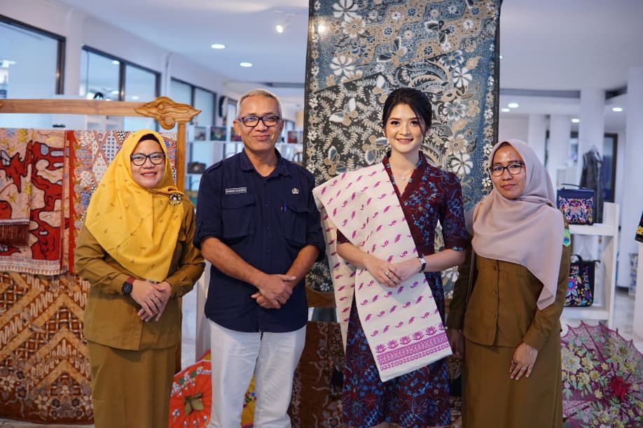 HADIRI MUSDA DEKRANASDA JAWA BARAT 2025, KETUA DEKRANASDA SUBANG KENAKAN SONGKET SIEUP PRODUK UNGGULAN KABUPATEN SUBANG