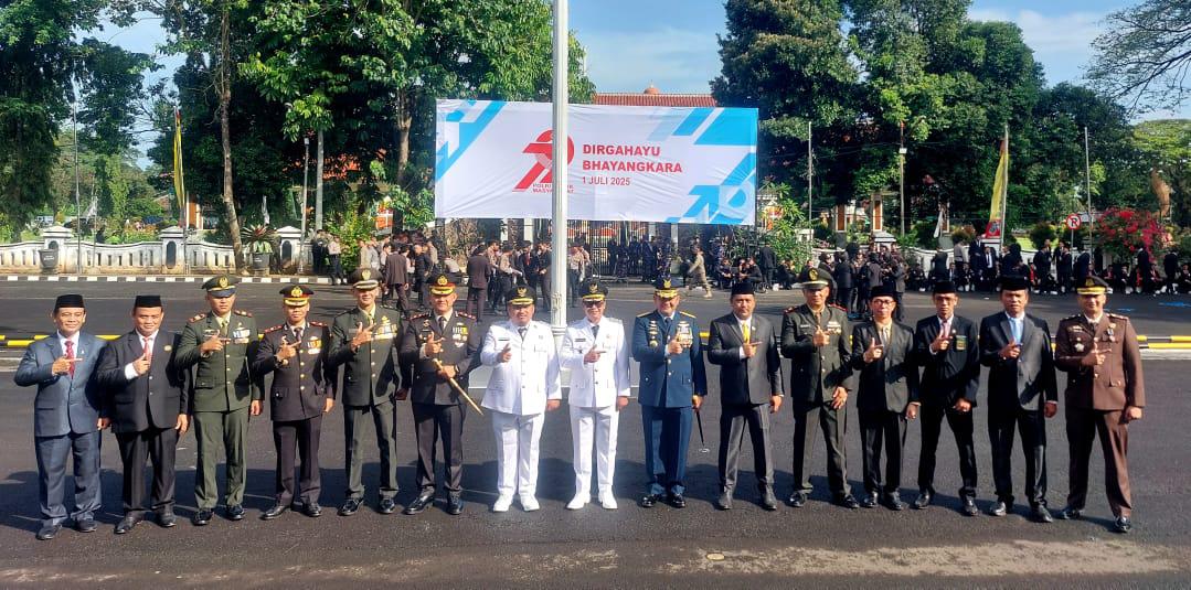 HADIRI PERINGATAN HARI BHAYANGKARA KE-79, BUPATI SUBANG APRESIASI SINERGI POLRI DALAM MEWUJUDKAN KEAMANAN DAN PEMBANGUNAN DAERAH