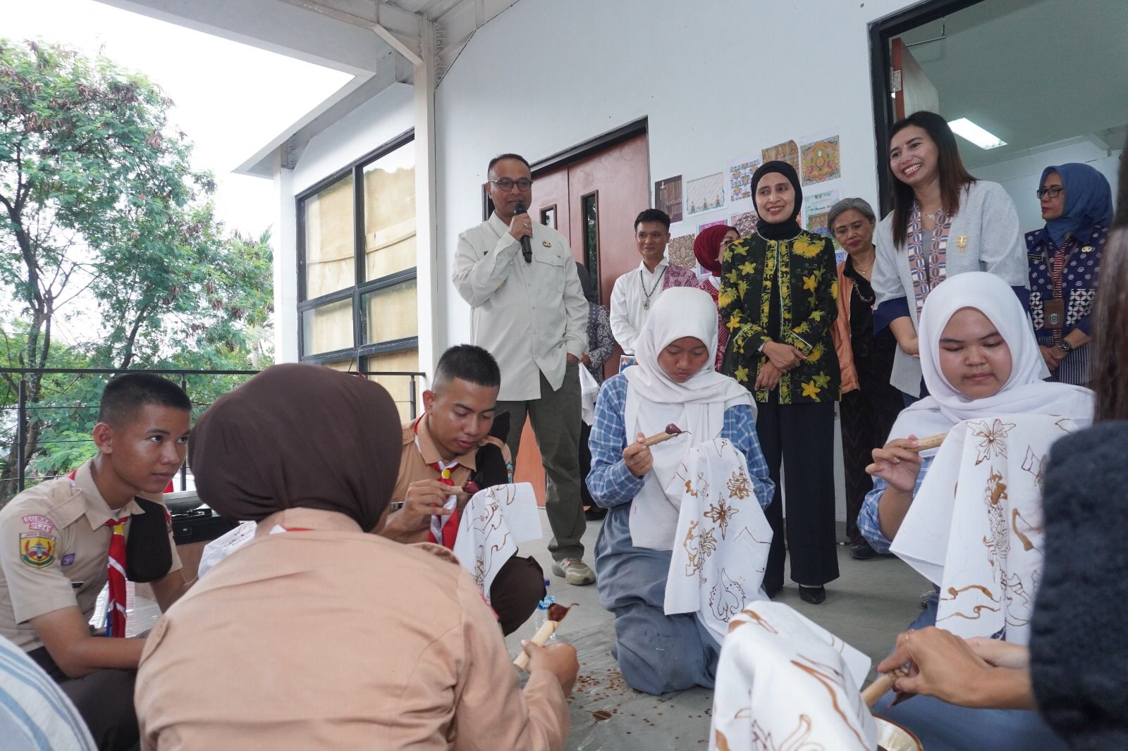 Hadiri Praktik Mencanting Batik, Pj. Bupati Subang Meminta Masyarakat Untuk Mencintai Batik Khas Subang