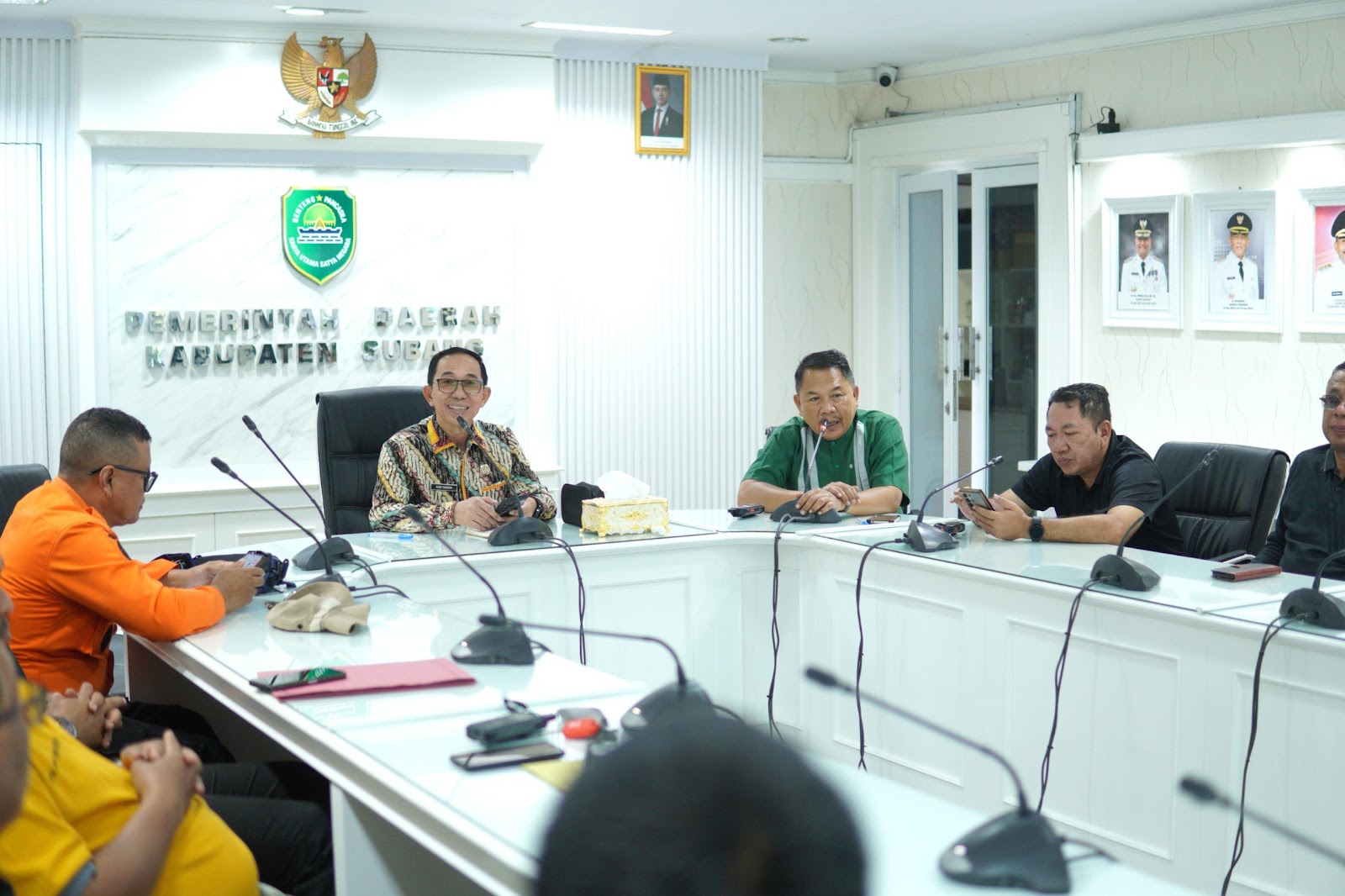 HADIRI RAPAT TINDAK LANJUT PENANGANAN TANGGUL JEBOL DAMPAK BANJIR PANTURA, SEKDA SUBANG PRIORITASKAN PERBAIKAN TANGGUL DAN KESELAMATAN WARGA