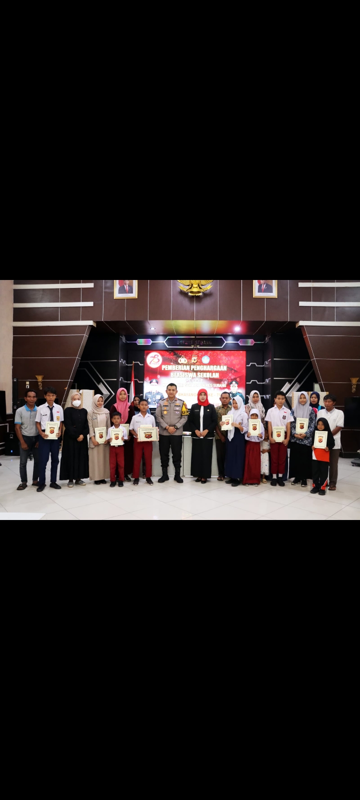 Hari Jadi Bhayangkara Ke-78, Kapolres Subang Giat Berikan Beasiswa Bagi 10 Siswa SD, SMP, dan SMA