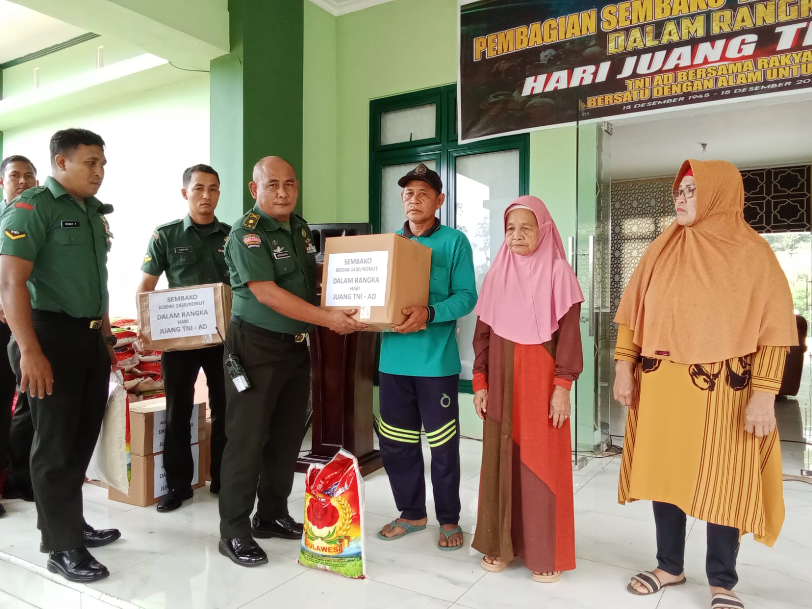 Hari Juang TNI AD, Kodim 1430/Konut Bagikan Sembako Kepada Warga Yang Kurang Mampu