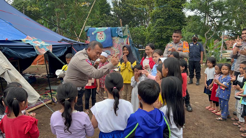Hari ke 4 Polres Subang Di Cianjur Kembali Salurkan Bantuan Bagi Korban Gempa dan Lakukan Trauma Healing