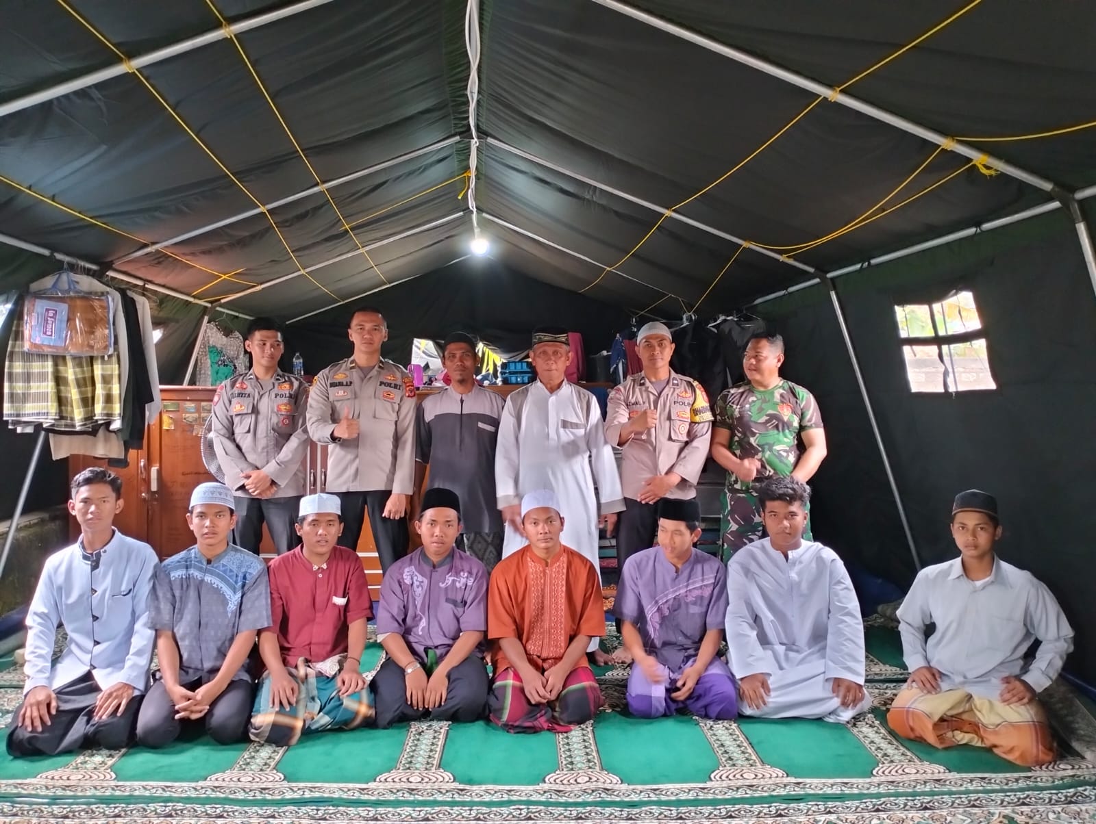 Hari ke-9 Tim Trauma Healing Polres Subang melaksanakan Jumatan bersama korban bencana gempa bumi Cianjur