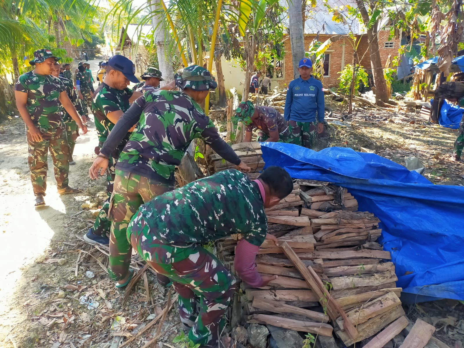 Hari Kedua TMMD Ke 118 Kodim/Muna Laksanakan Pekerjaan Fisik Pembuatan Jalan di Kelurahan Danagoa