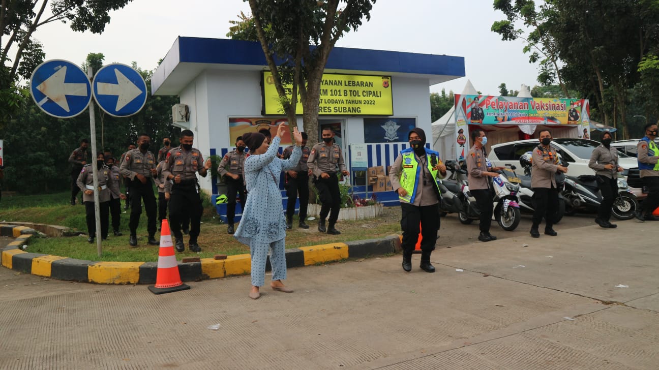 Hilangkan Kepenakan Polisi Joget Bersama Para Pemudik