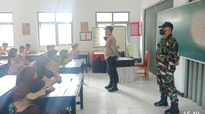 Himbauan Bhabinkamtibmas dan Babinsa Desa Tanjungsiang kepada Siswa Siswi SD Tanjungjaya Desa Tanjungsiang  kecamatan Tanjungsiang Kabupaten Subang