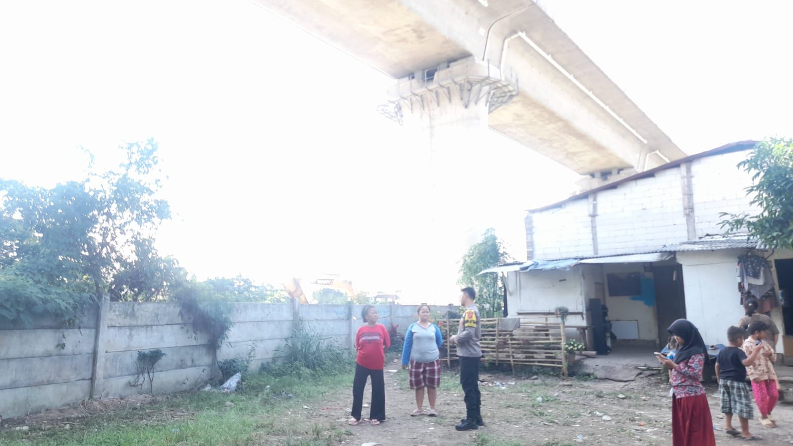 HINDARI KECELAKAAN, POLDA JABAR HIMBAU ANAK - ANAK  JANGAN MAIN LAYANGAN DI SEKITAR PROYEK   KERETA CEPAT