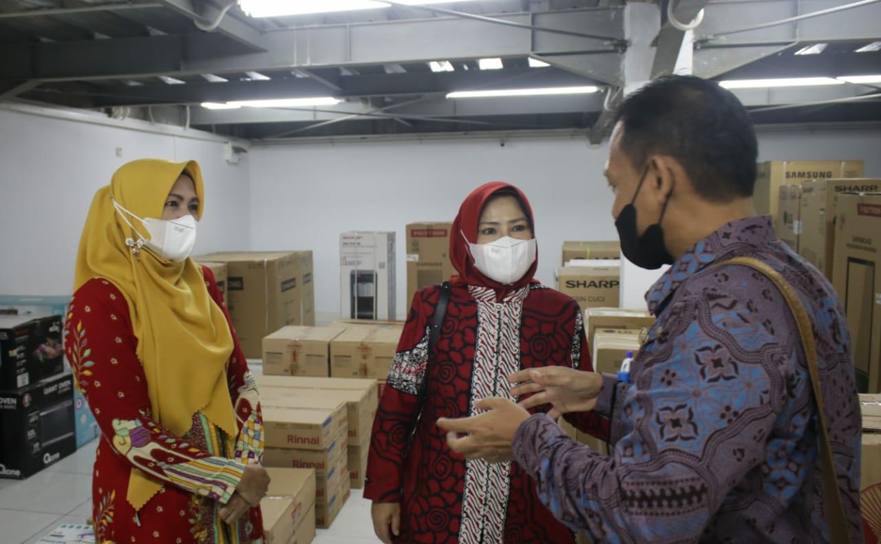 Hj.Yoyoh Sopiah Ruhimat Kunjungi 2 Koperasi Percontohan di Desa Jambelaer