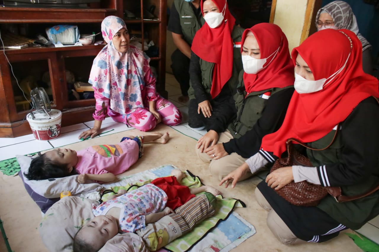 Hj.Yoyoh Sopiah Ruhimat Serahkan Bantuan Donasi Untuk Anak Disabilitas