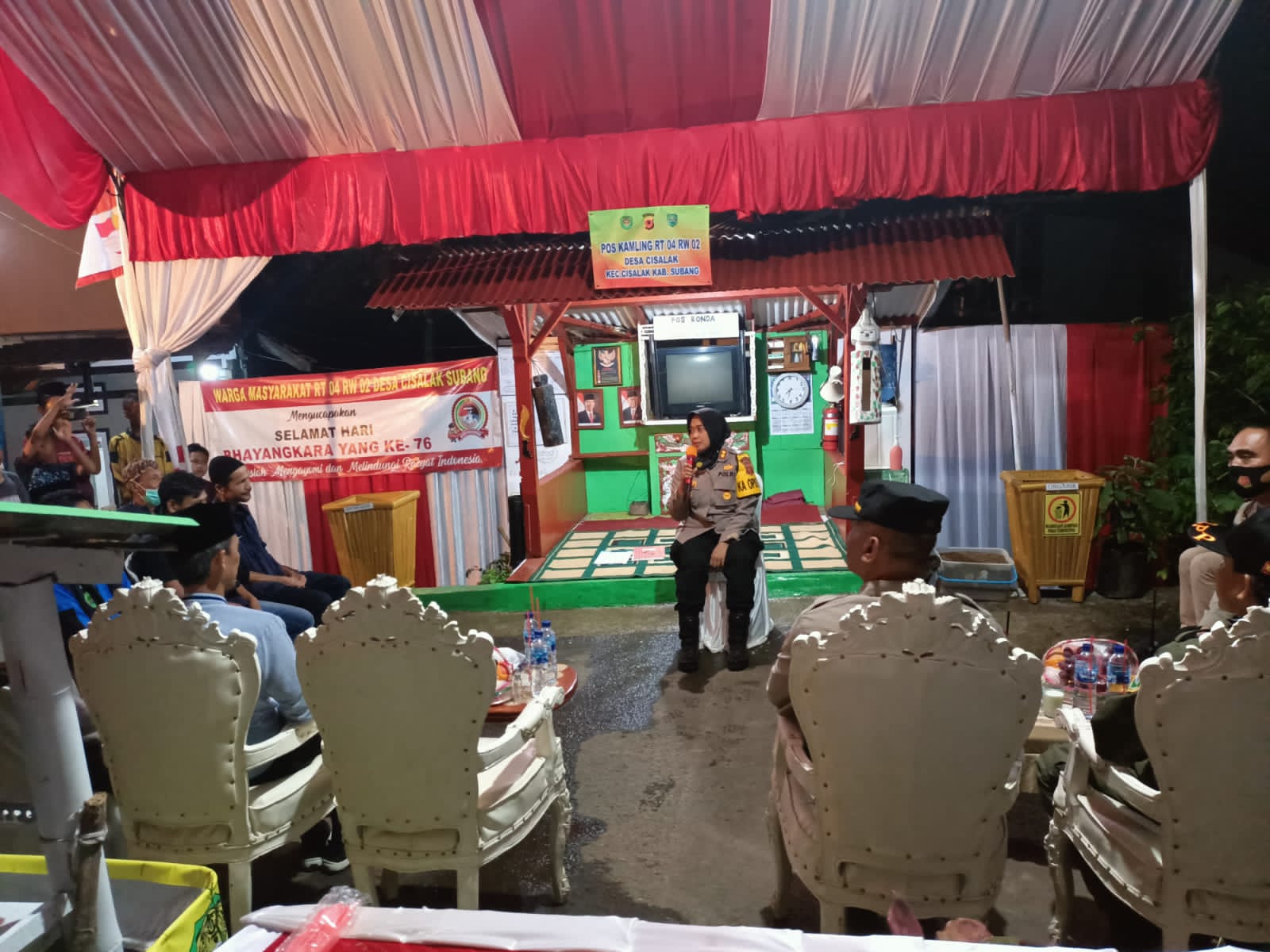 Hujan Tak Mematahkan Semangat  warga Cisalak Sambut Kedatangan Kapolres Subang.