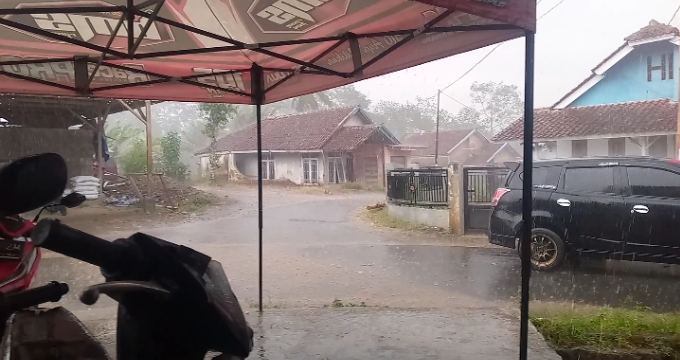 HUJAN TURUN KECEMASAN PETANI SIRNA