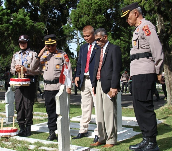 Hut Satpam Ke 42, Wadir Binmas Polda Jabar Laksanakan Tabur Bunga Di Taman Makam Pahlawan  Cikutra