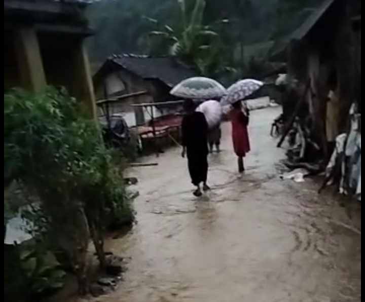 Imbas Meluapnya Sungai Cileat 4 Rumah, 1 Majlis Ta,lim Di Cileat Desa Cimanggu Terendam Air