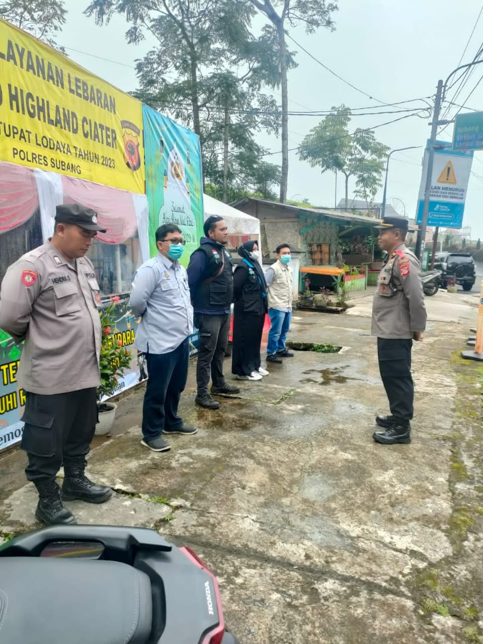 Iptu Endang Pirtana S.Pd., Pimpin Apel Pra Tugas Dalam Rangka pengamanan Ops Ketupat Lodaya 2023 di Pos Pelayanan Lebaran Astro Highland Ciater Polres Subang