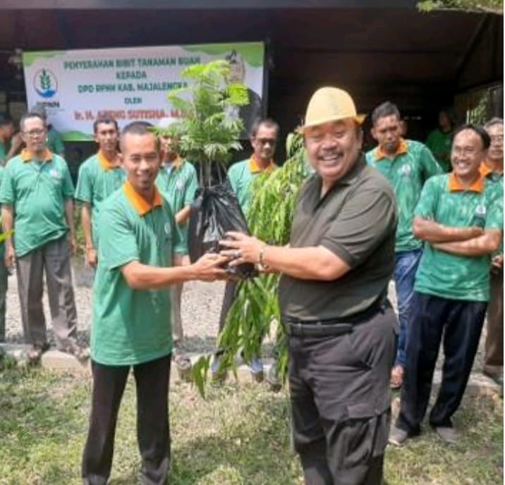 IR H Ateng Sutisna Calon Legislatif Dapil 9 Jabar dari Partai Keadilan Sejahtera laksanakan Kirab Budaya Gerakan " Ayo Tanam Pohon 88.888 "