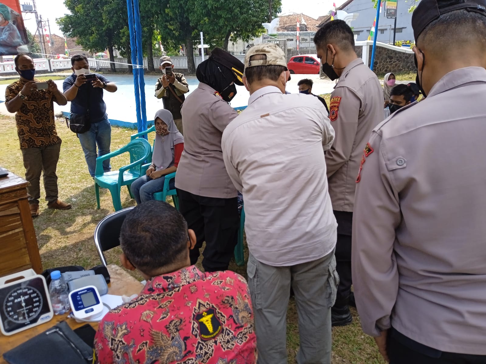Jajaran Polres Subang  Gebyarkan Vaksin Booster di Alun - alun Kalijati