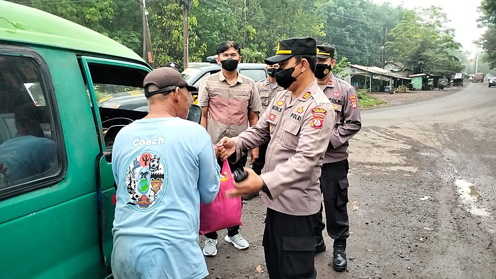 Jajaran Polsek Cibogo Bagi-Bagi Sembako Untuk Warga Terdampak Kenaikan BBM