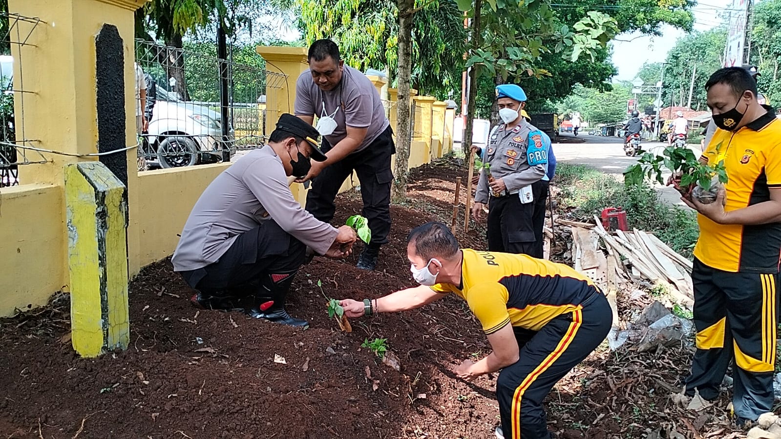 Jajaran Polsek Cibogo Laksanakan Giat Penanaman Pohon