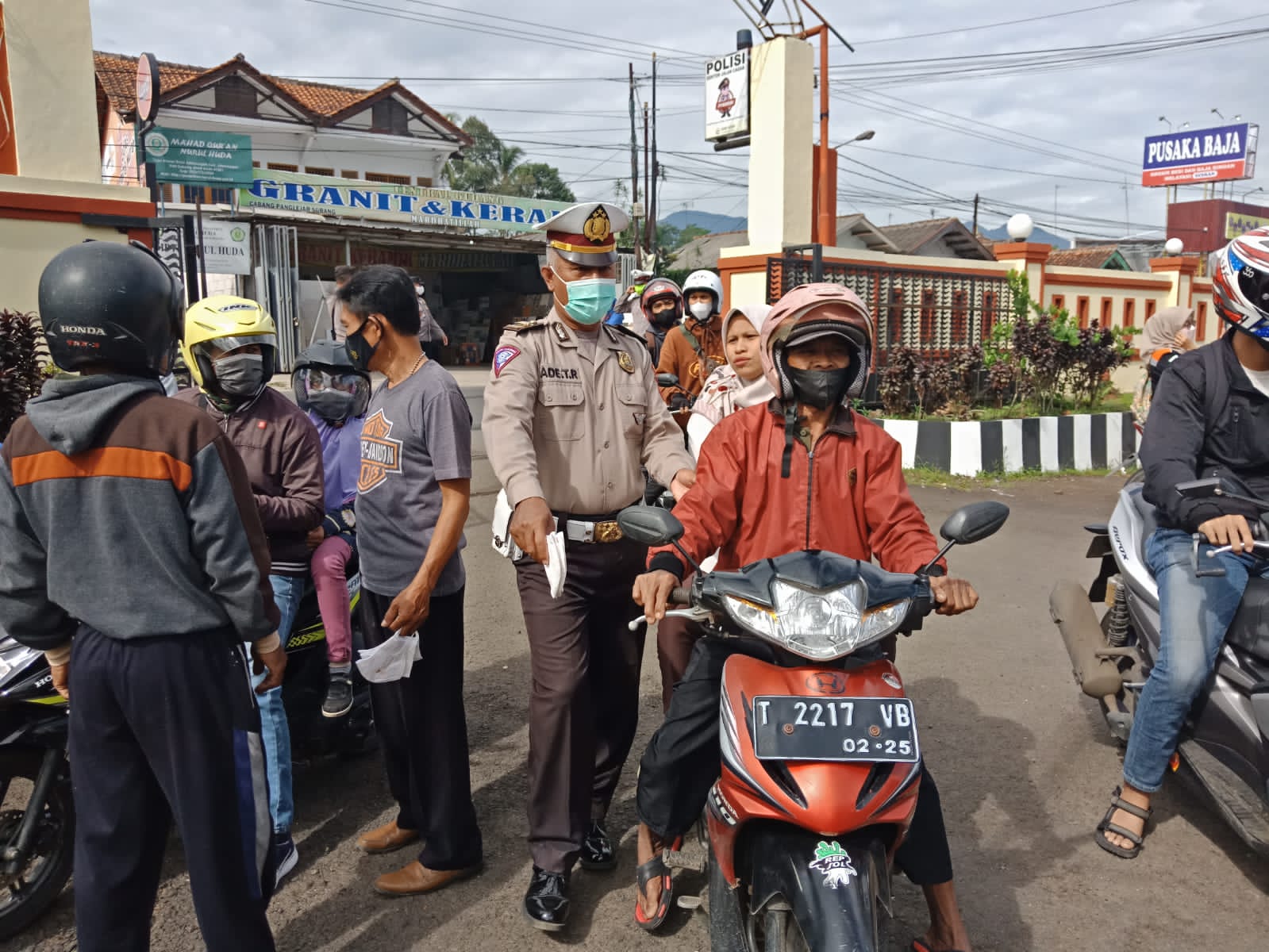 Jajaran Polsek Jalancagak Terus Genjot Para Pengendara Kendaraan Bermotor Tentukan Sudah Di Vaksin Tidaknya