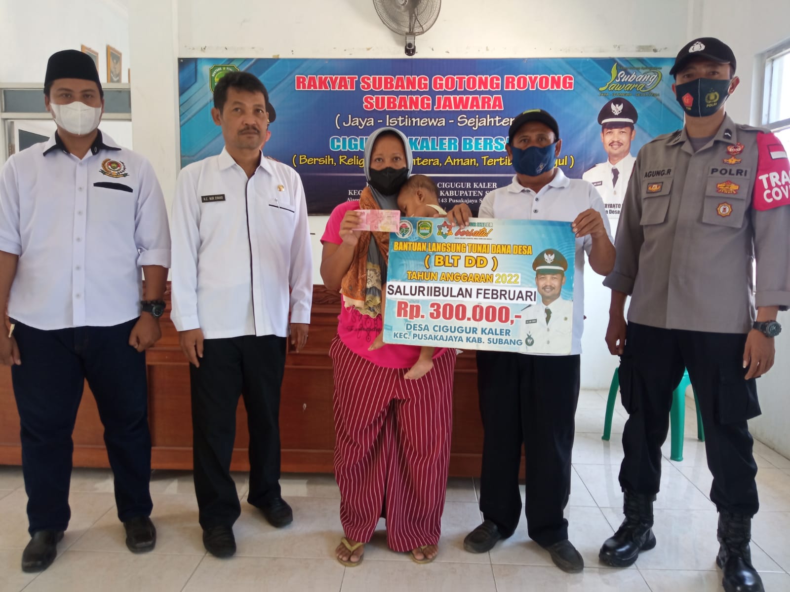 Jajaran Polsek Pusakanagara Distribusikan Bansos BLT Tahap I Dan II