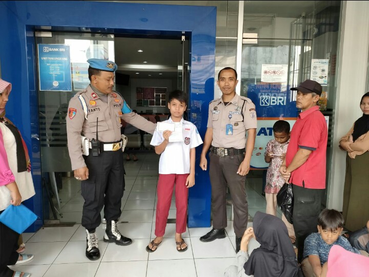Jajaran Polsek Tanjungsiang  Melaksanakan Monitoring Dan  Pendampingan  Penyaluran Bansos PIP Pelajar SDN Di BRI Unit Tanjungsiang