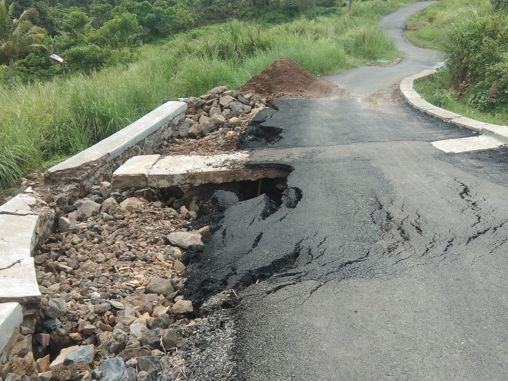 Jalan Penghubung Desa Sukahurip Ke Desa Cikadu Nyaris Putus