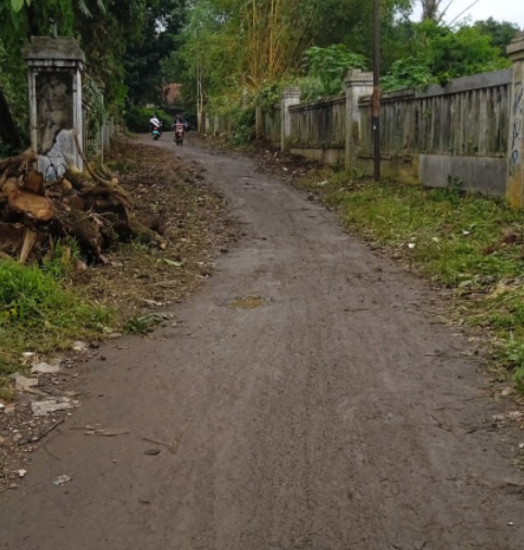 Jalan Pintas lewat makam kramat Embah Dalem Dongdo Perlu Di Hotmix