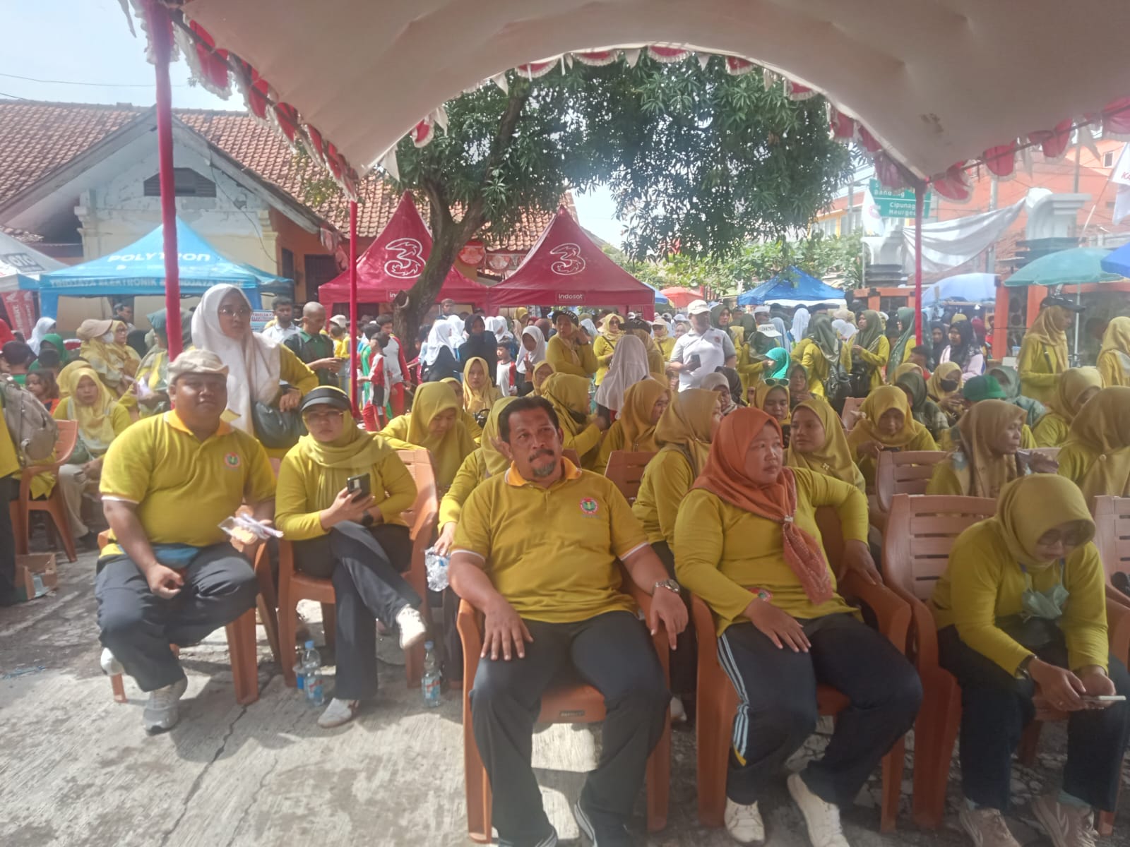 Jalan Sehat Meriahkan Puncak HUT Ke - 80 PGRI & HGN 2025 Di Kecamatan Pagaden