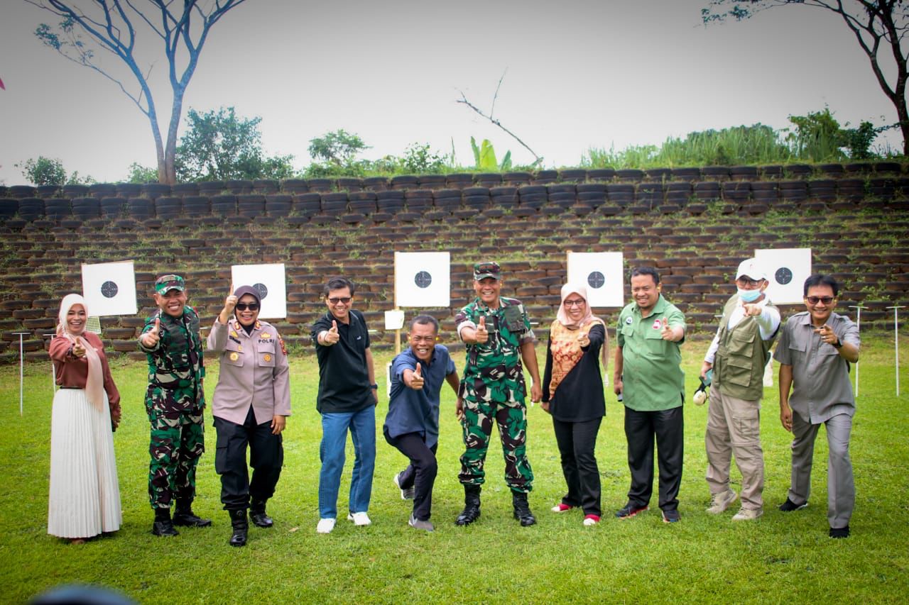 Jalin Silaturahmi & Sinergitas, Kang Jimat-Akur ikuti Latihan Tembak di Lanud Suryadharma
