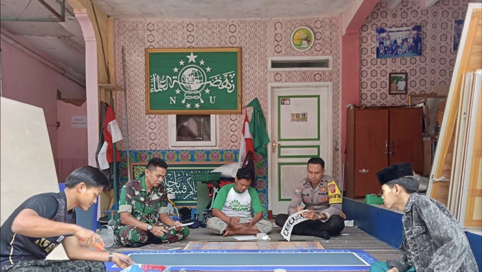 Jalin Silaturahmi Dengan Ulama, Bhabinkamtibmas Polsek Jatinangor Sambangi Pondok Pesantren Al-Falah Desa Cileles