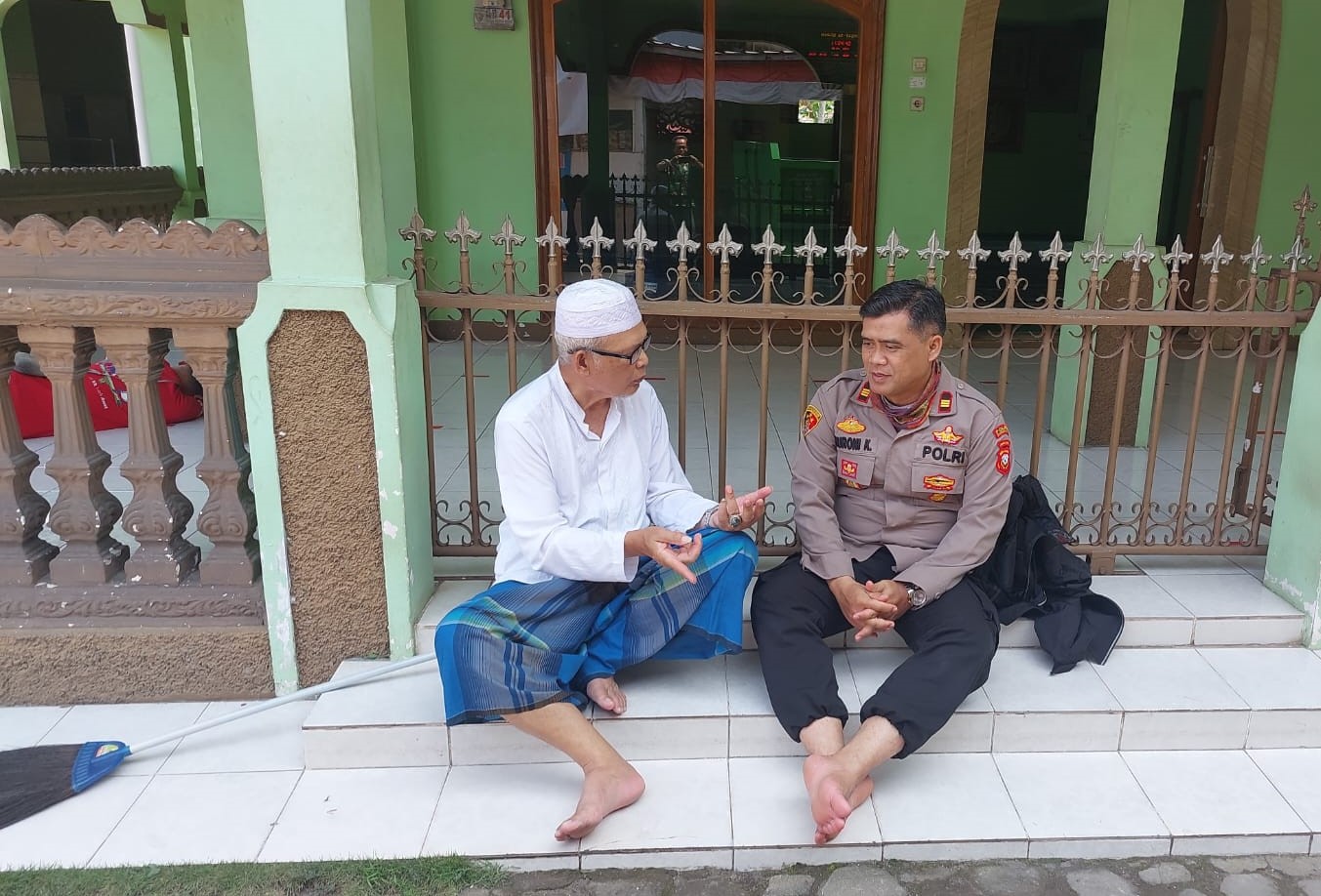 Jalin Sinergitas Dalam Jaga Kamtibmas, Kapolsek Paseh Sambangi Tokoh Masyarakat