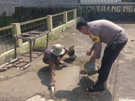 Jalin Sinergitas, Polisi Kerja Bakti Bareng Warga dalam Perbaikan Jalan