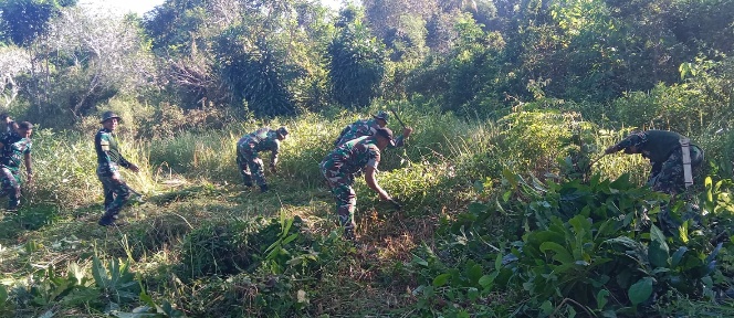 Jelang Hut Kodam XIV/Hasanuddin Kodim 1416/Muna Gelar Baksos Bersihkan Taman Makam Pahlawan Watopute